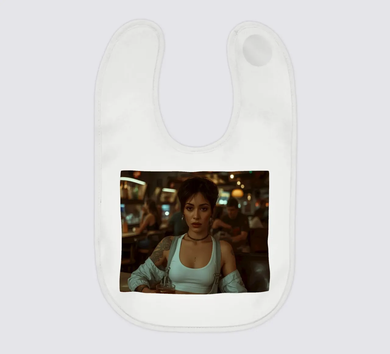 Donna con un drink in mano in un bar bavaglino da DesignDoodle