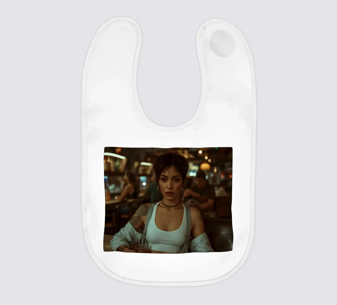 Donna con un drink in mano in un bar bavaglino da DesignDoodle