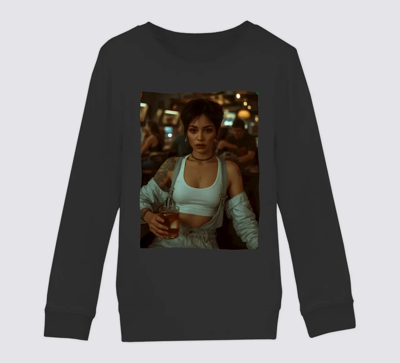 Donna con un drink in mano in un bar felpa bambino da DesignDoodle