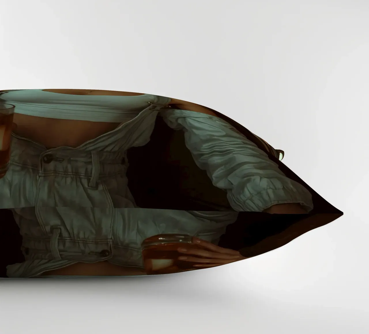 Donna con un drink in mano in un bar cuscino da DesignDoodle