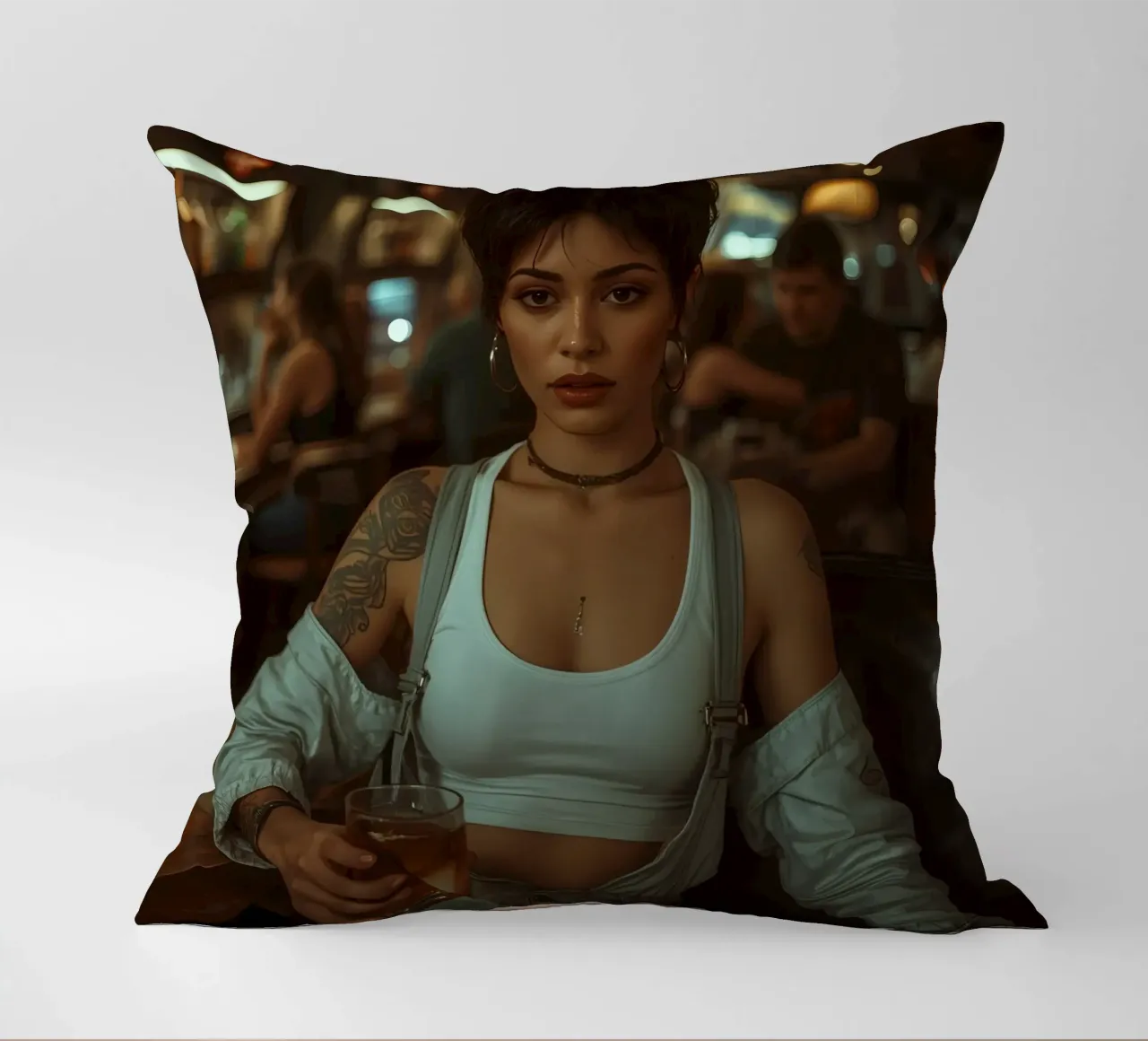 Donna con un drink in mano in un bar cuscino da DesignDoodle