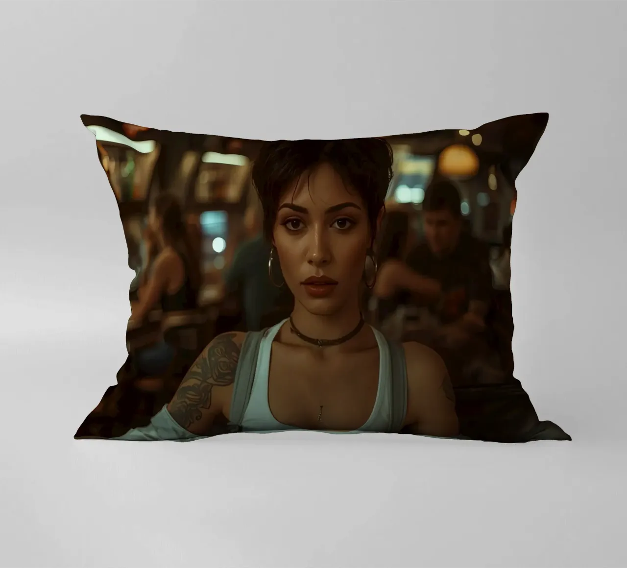 Donna con un drink in mano in un bar cuscino da DesignDoodle