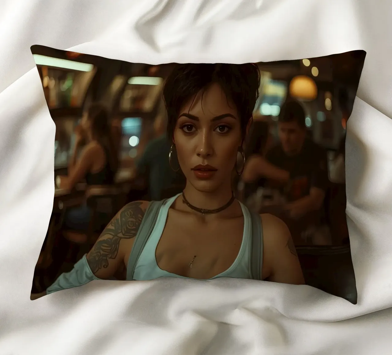 Donna con un drink in mano in un bar cuscino da DesignDoodle