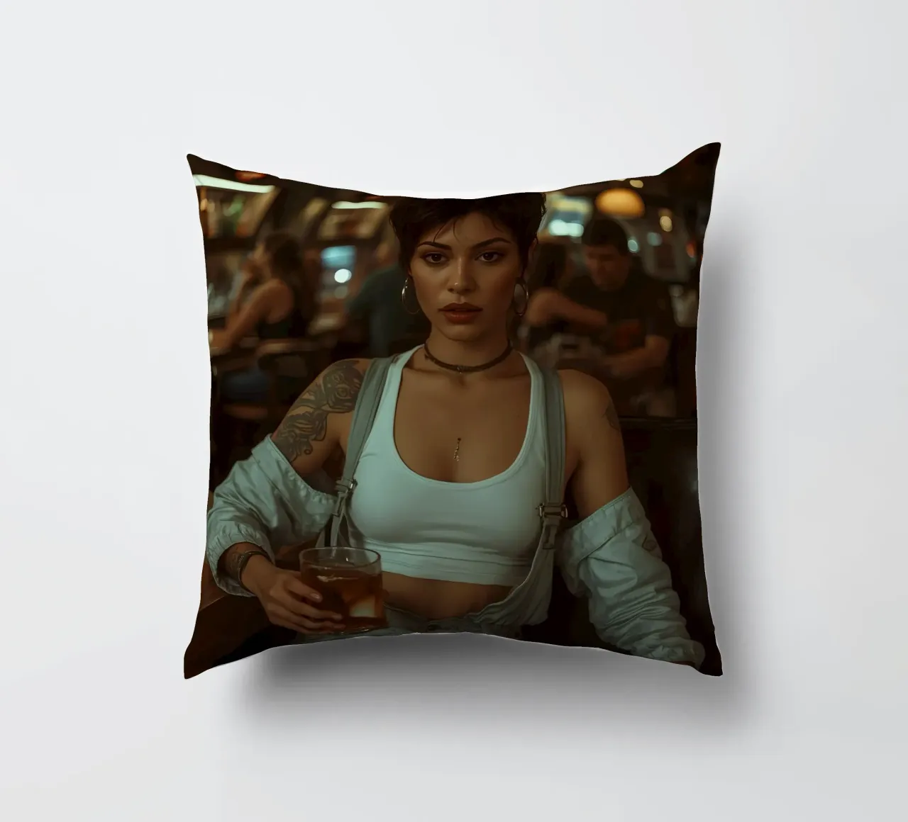 Donna con un drink in mano in un bar cuscino da DesignDoodle
