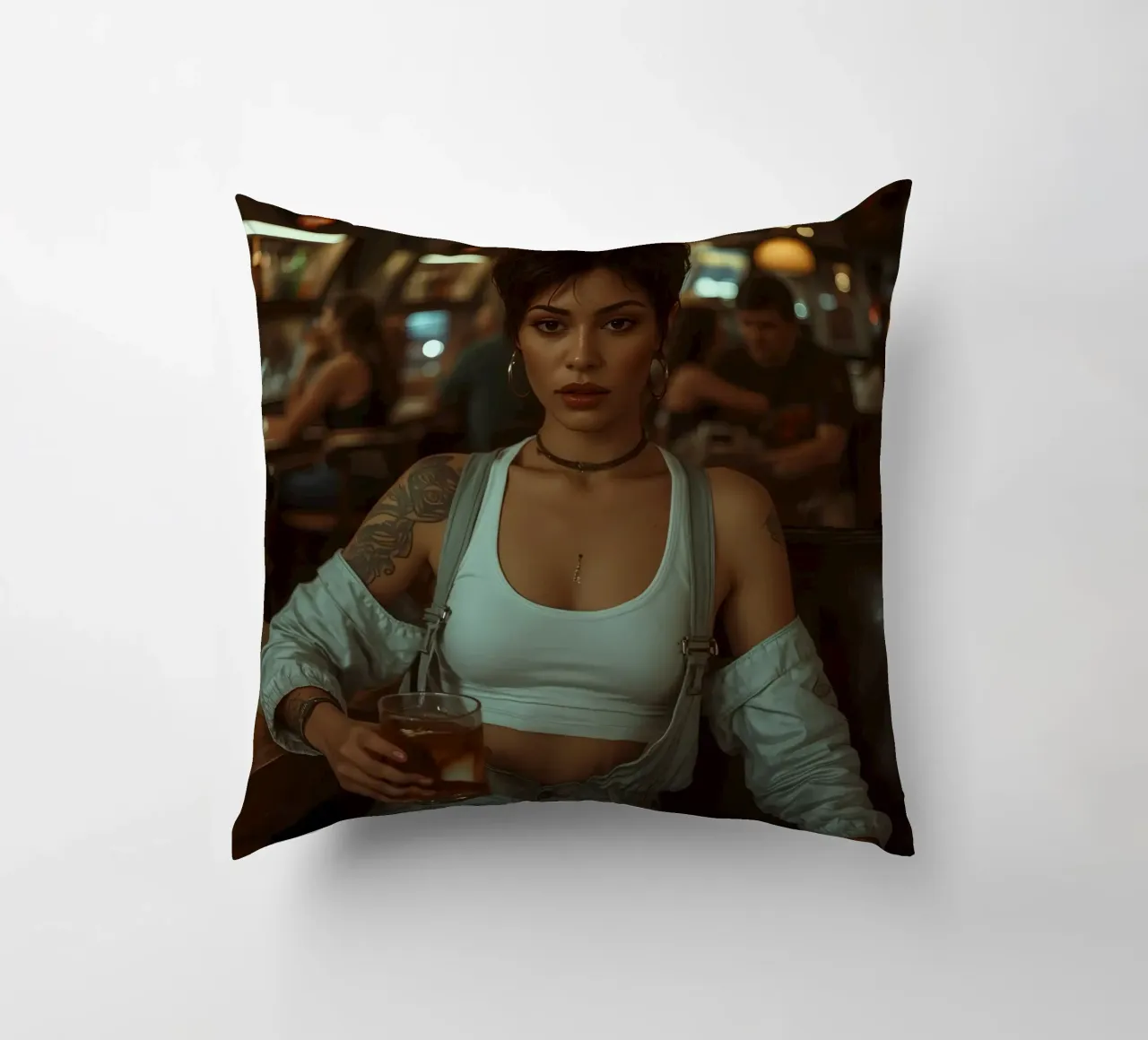 Donna con un drink in mano in un bar cuscino da DesignDoodle