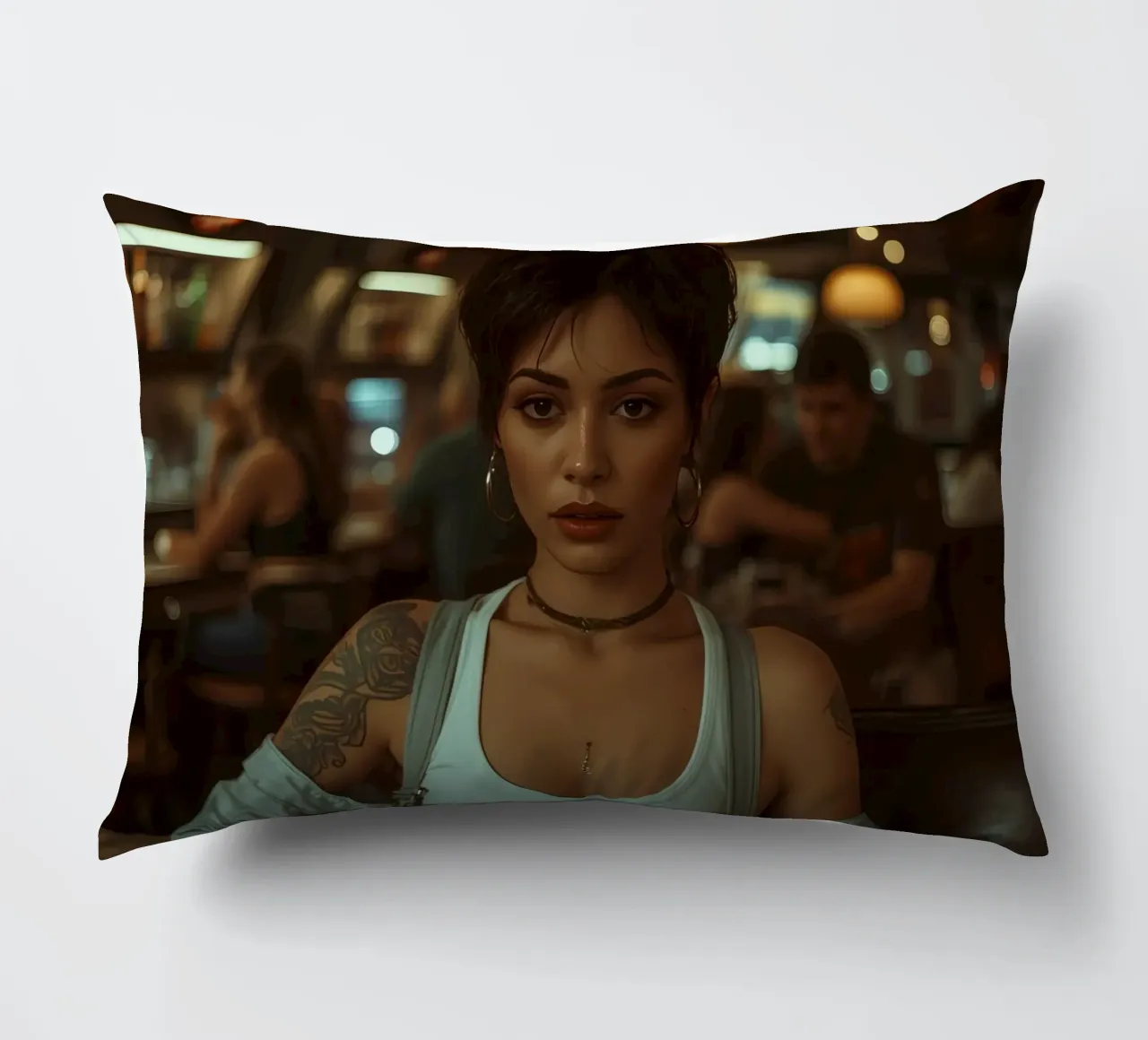 Donna con un drink in mano in un bar cuscino da DesignDoodle