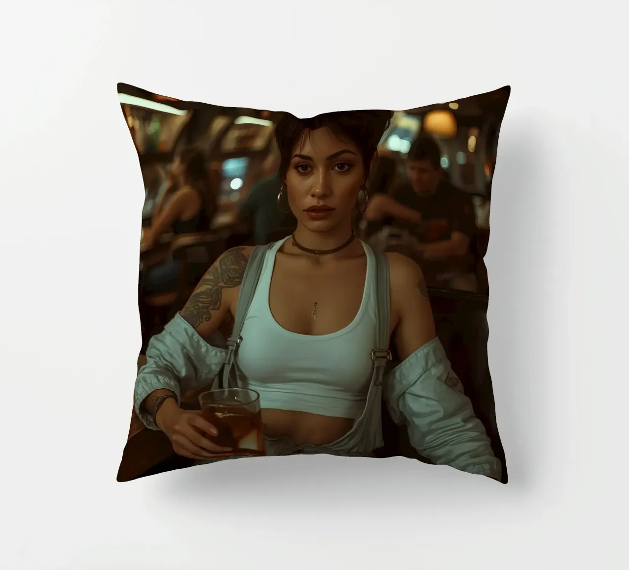 Donna con un drink in mano in un bar cuscino da DesignDoodle