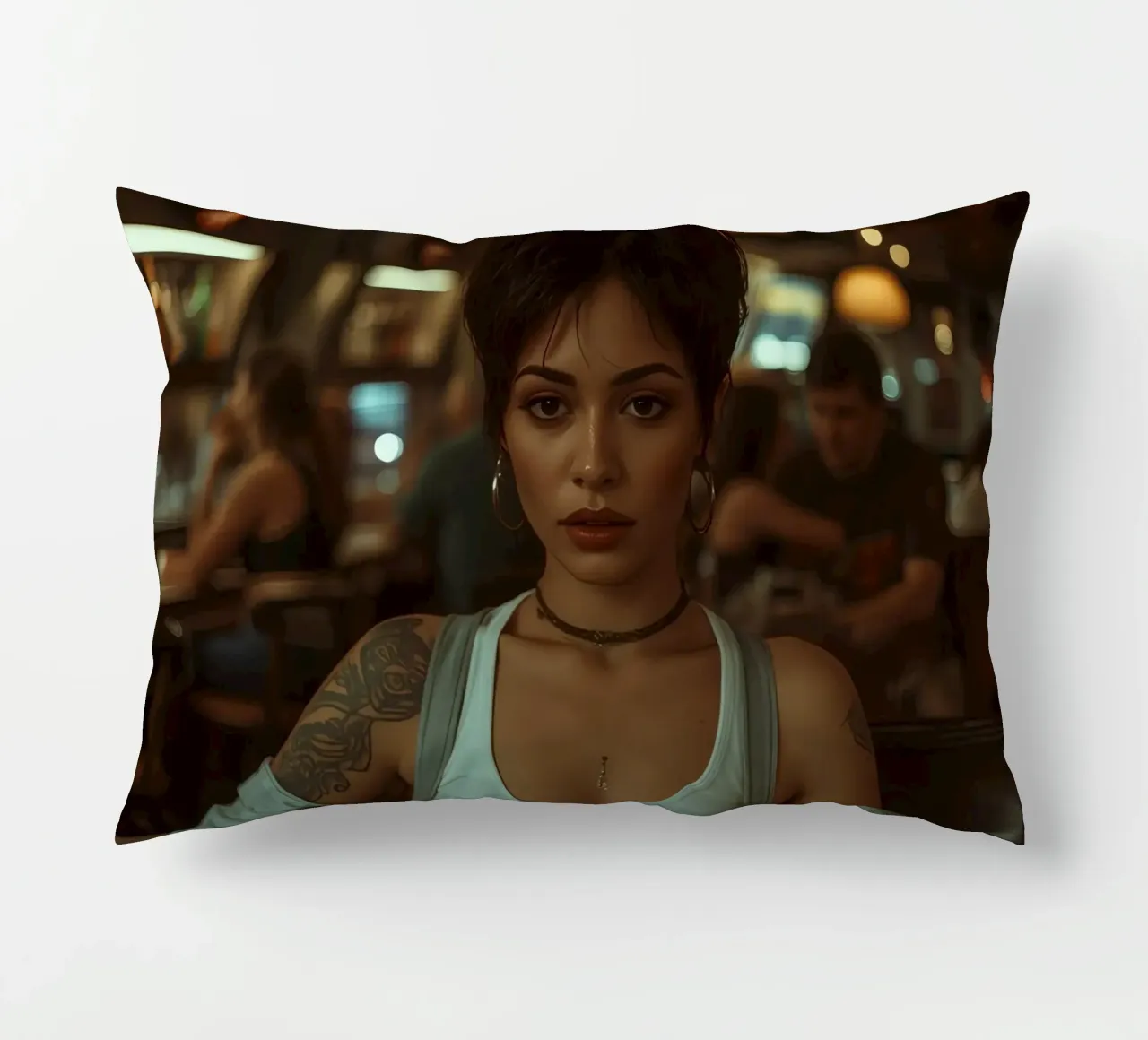 Donna con un drink in mano in un bar cuscino da DesignDoodle