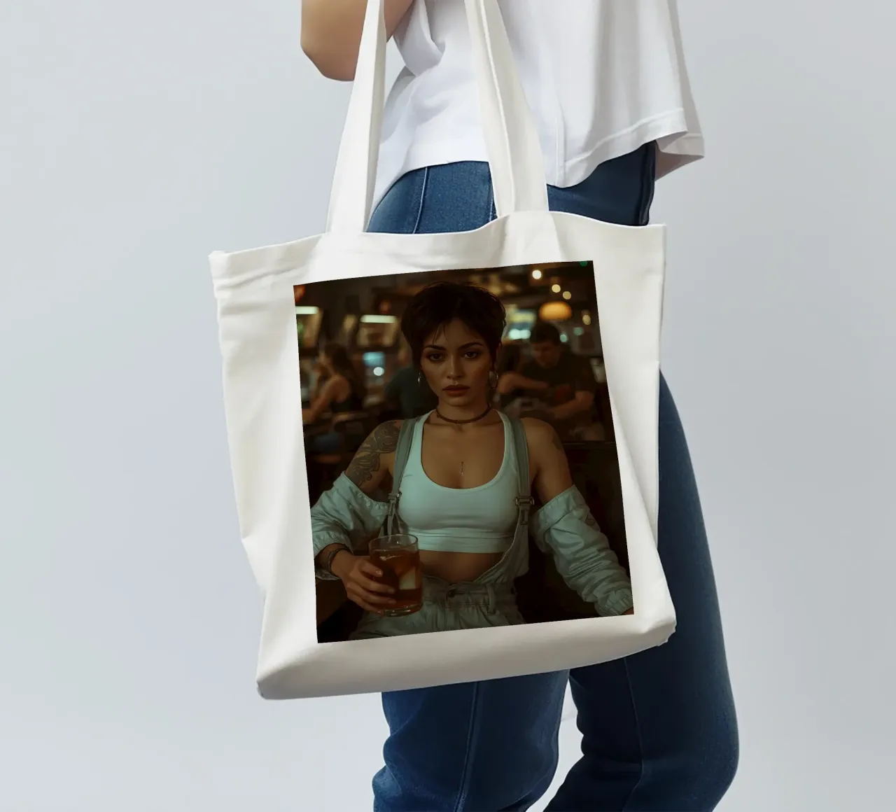 Donna con un drink in mano in un bar borsa in juta da DesignDoodle