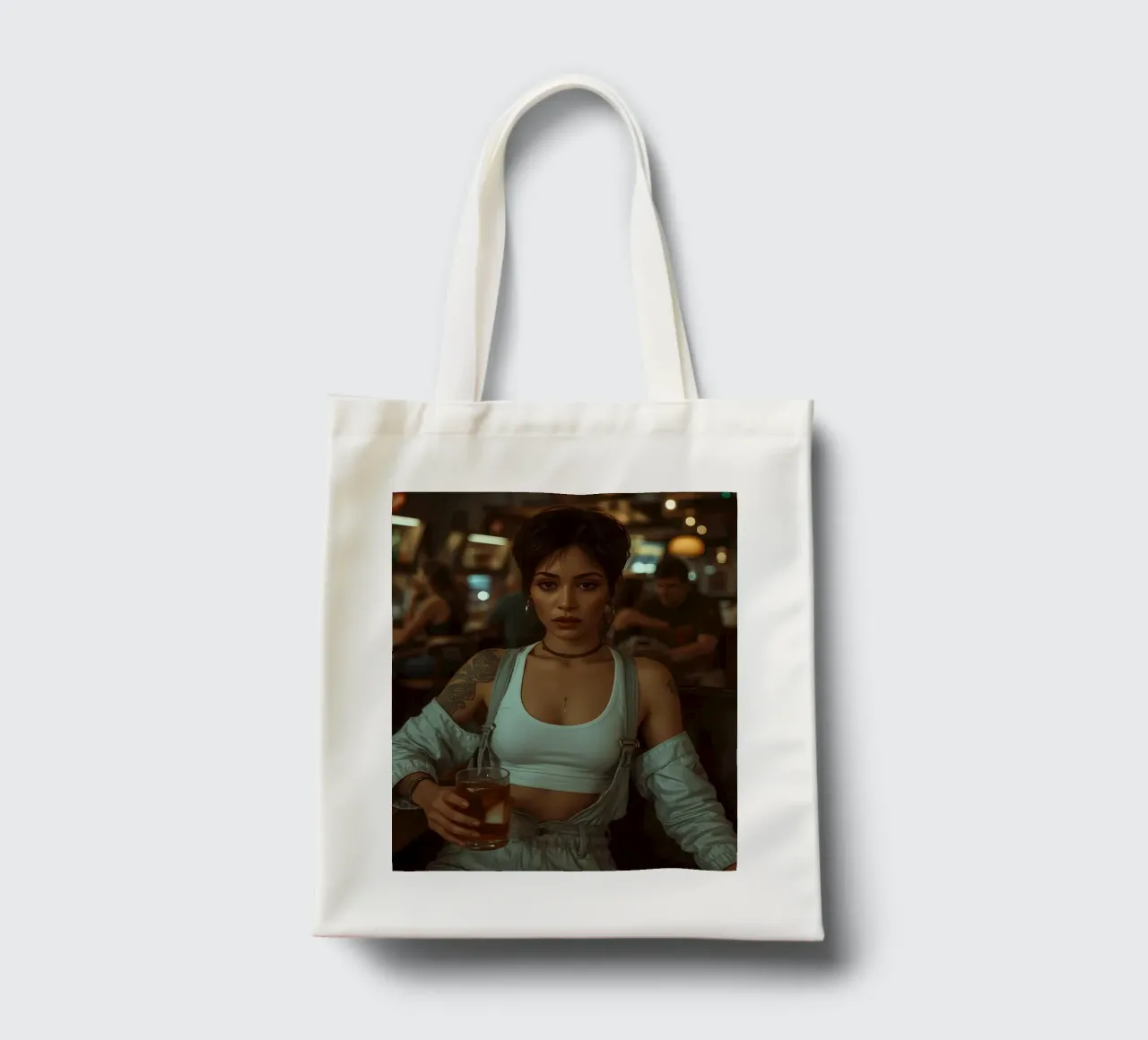 Donna con un drink in mano in un bar borsa in juta da DesignDoodle