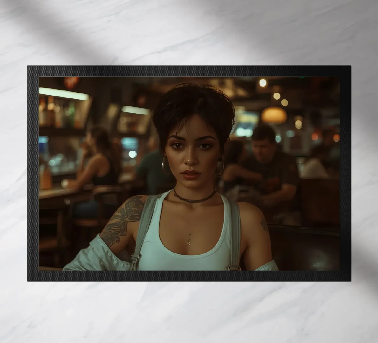 Donna con un drink in mano in un bar zerbino da DesignDoodle