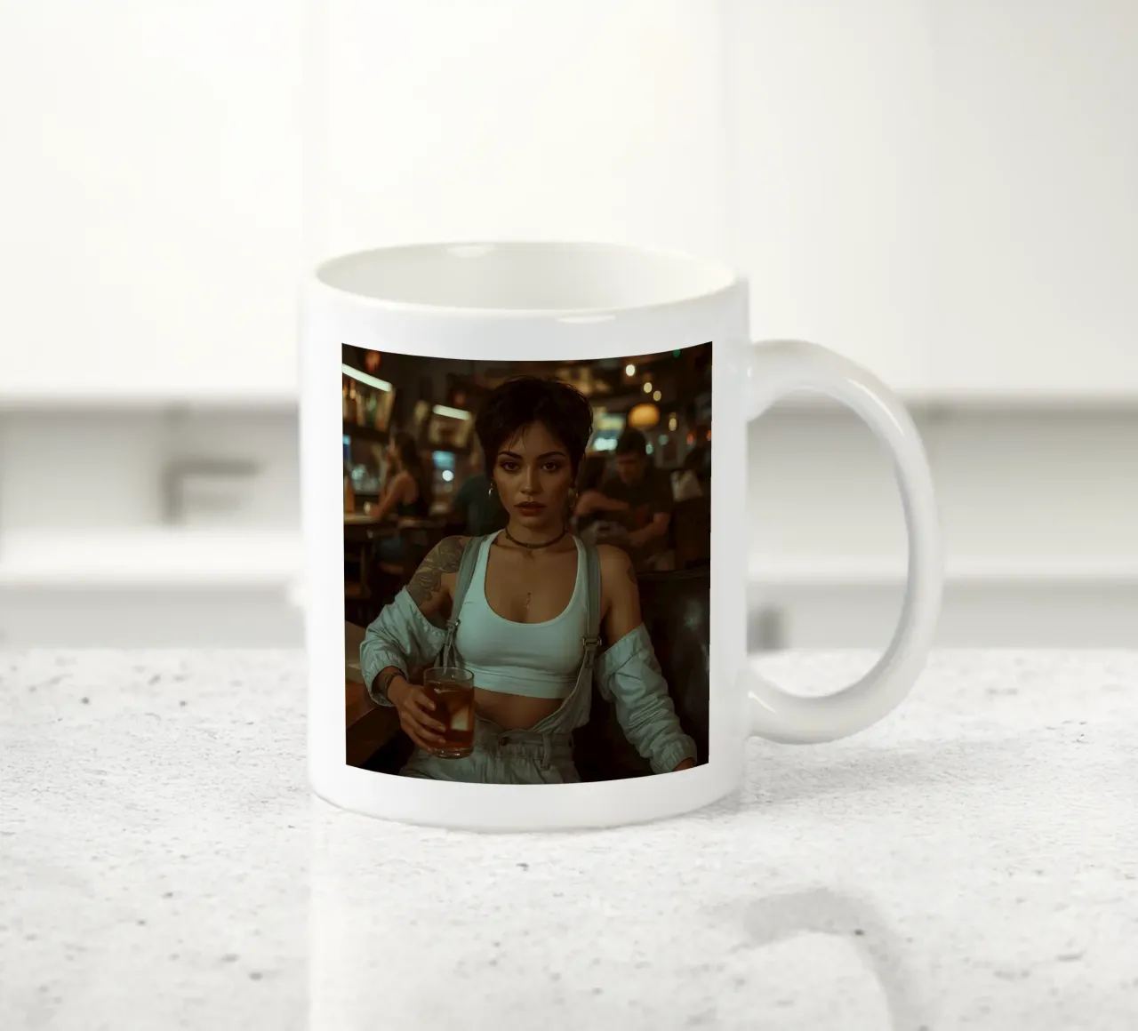 Donna con un drink in mano in un bar tazza in ceramica da DesignDoodle
