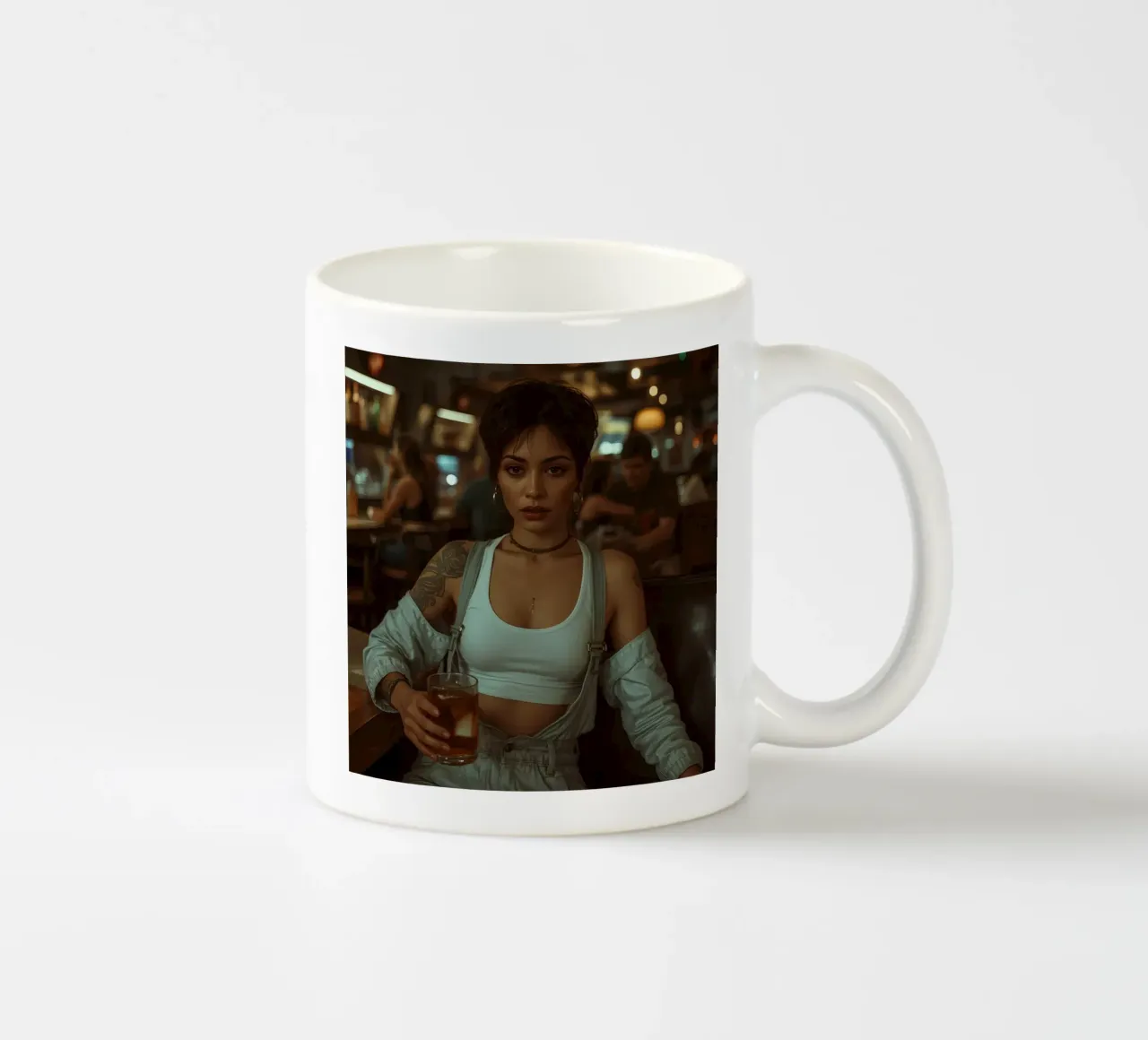 Donna con un drink in mano in un bar tazza in ceramica da DesignDoodle