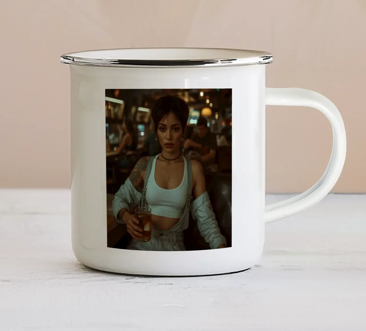 Donna con un drink in mano in un bar tazza in smalto da DesignDoodle