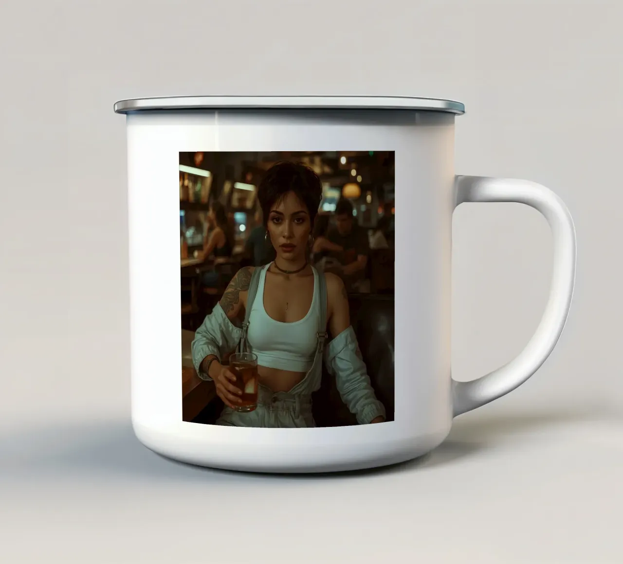 Donna con un drink in mano in un bar tazza in smalto da DesignDoodle
