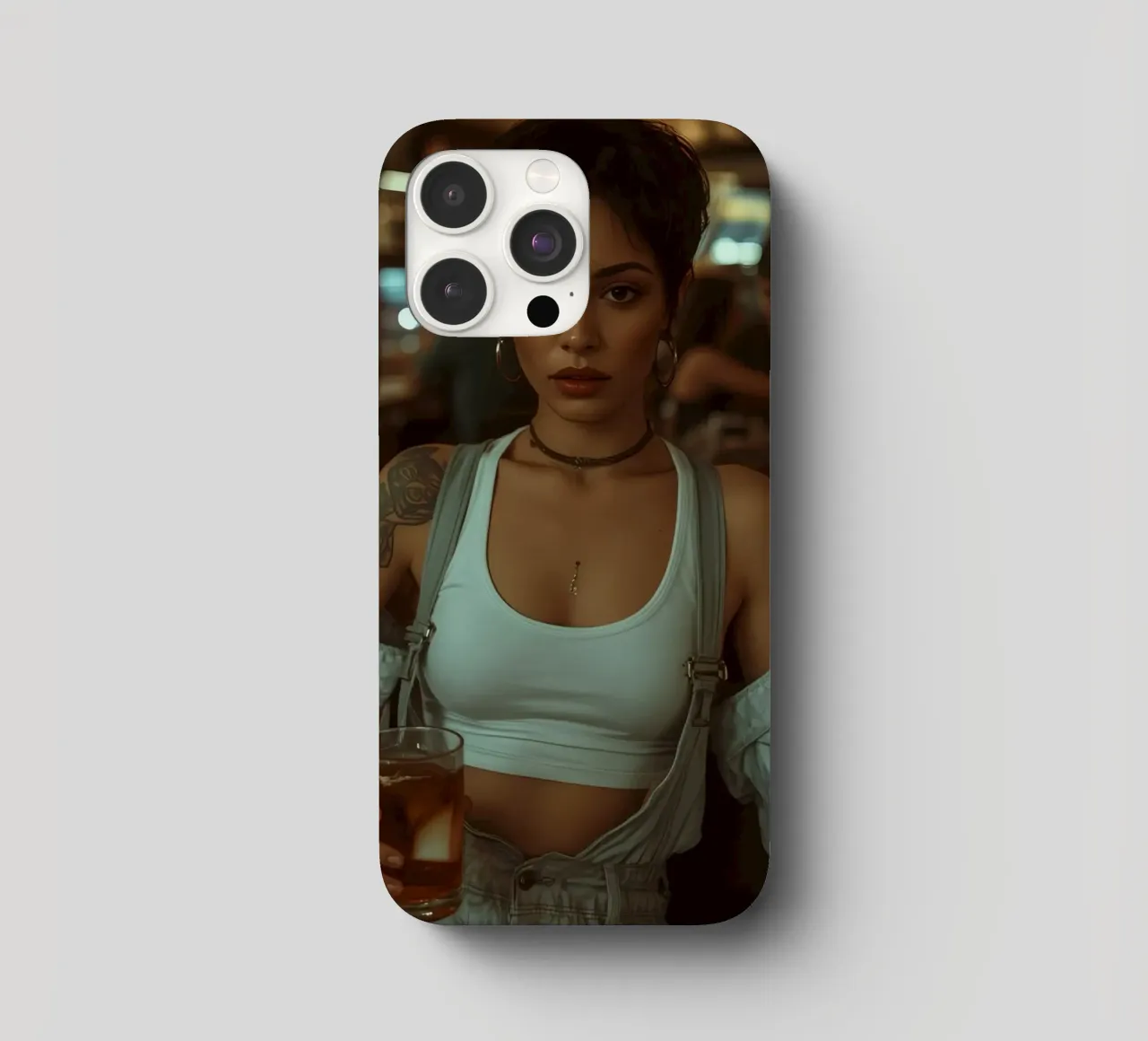 Donna con un drink in mano in un bar cover iphone da DesignDoodle