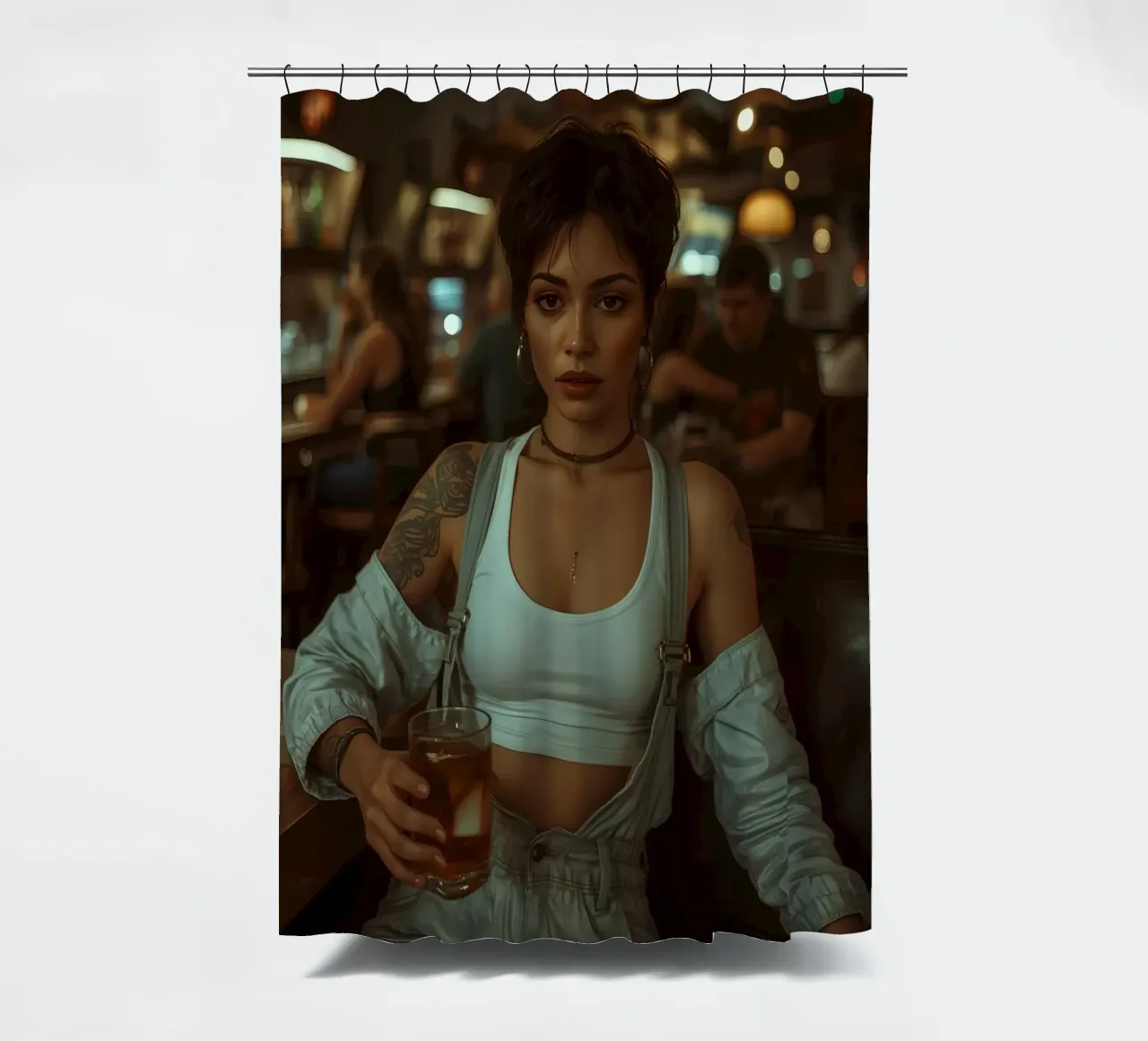 Donna con un drink in mano in un bar tenda da doccia da DesignDoodle
