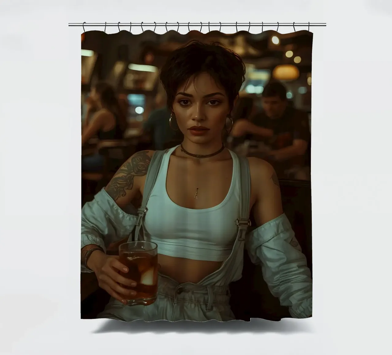 Donna con un drink in mano in un bar tenda da doccia da DesignDoodle