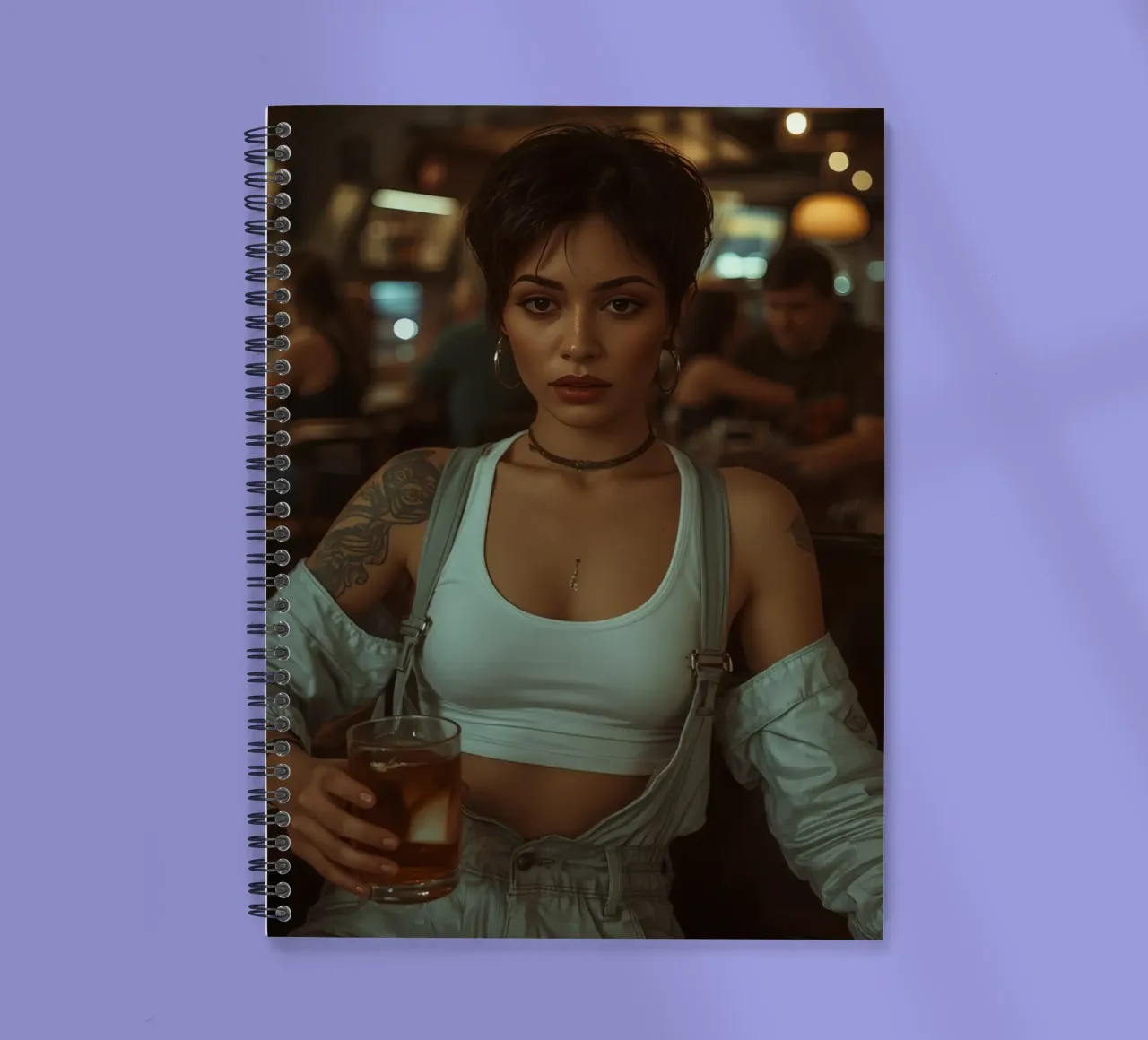 Donna con un drink in mano in un bar diario ad anelli da DesignDoodle