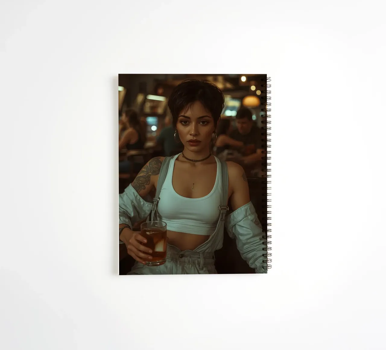 Donna con un drink in mano in un bar diario ad anelli da DesignDoodle