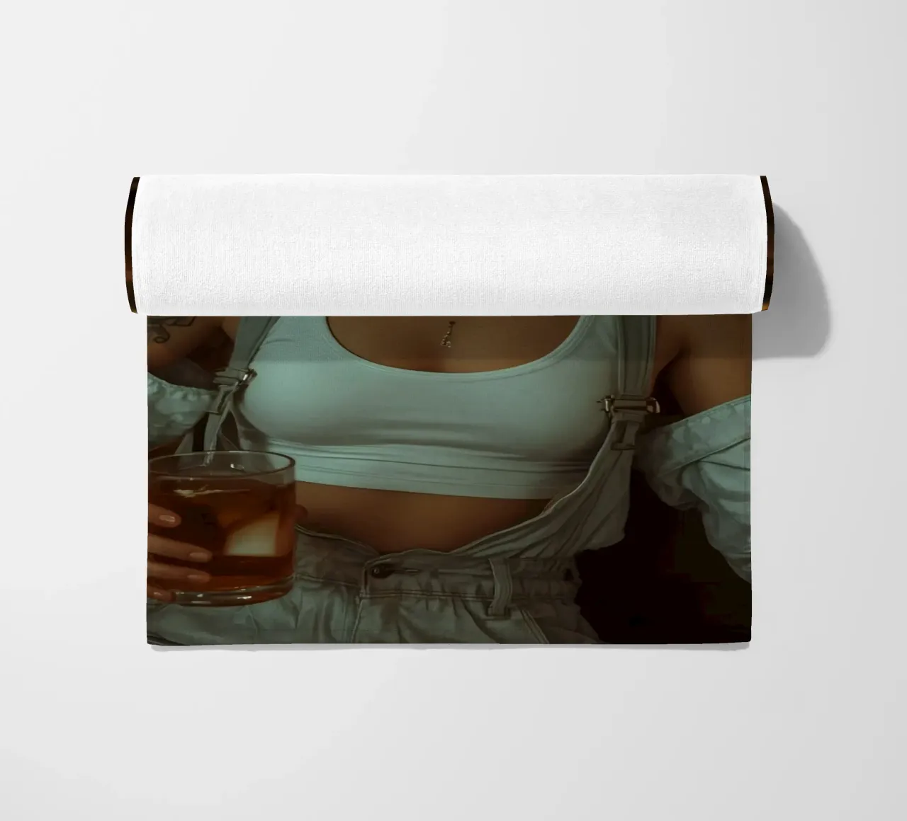 Donna con un drink in mano in un bar telo mare da DesignDoodle