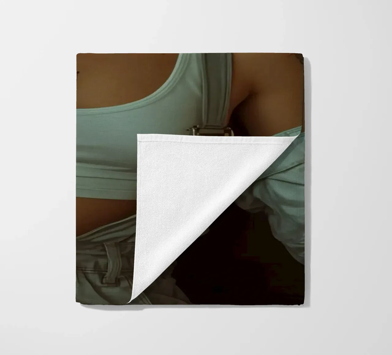 Donna con un drink in mano in un bar telo mare da DesignDoodle