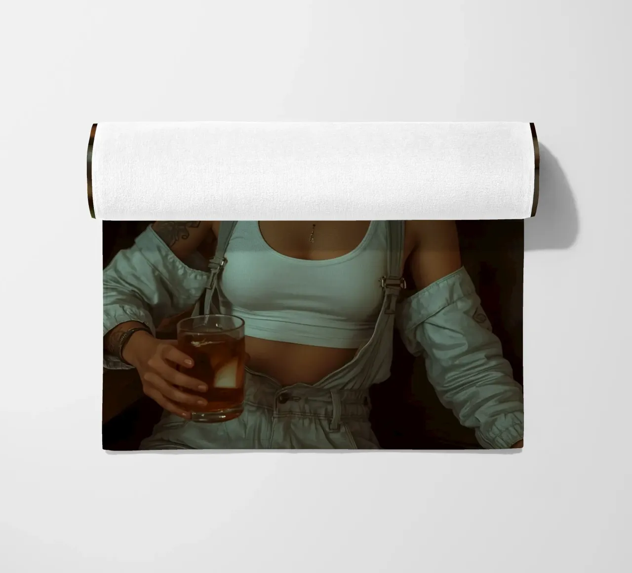 Donna con un drink in mano in un bar telo mare da DesignDoodle