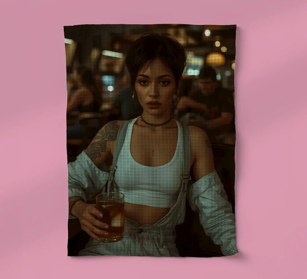 Donna con un drink in mano in un bar canovaccio da cucina da DesignDoodle