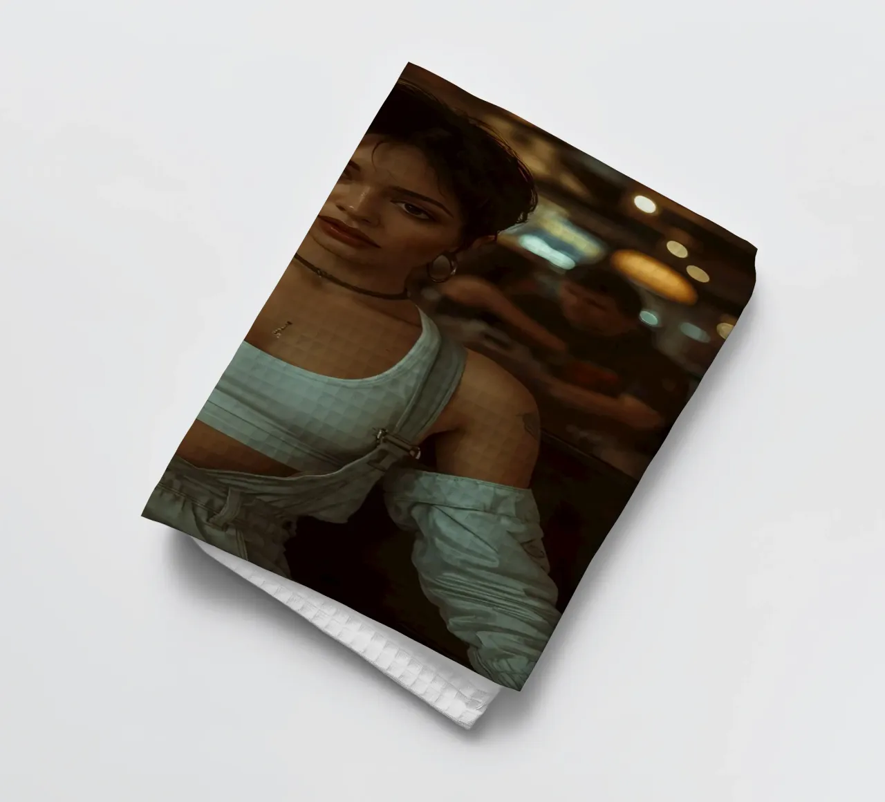 Donna con un drink in mano in un bar canovaccio da cucina da DesignDoodle