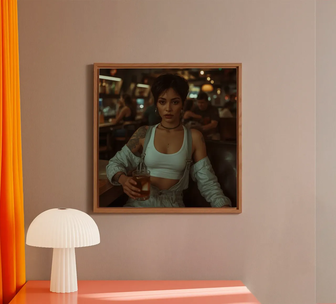 Donna con un drink in mano in un bar alluminio dibond da DesignDoodle