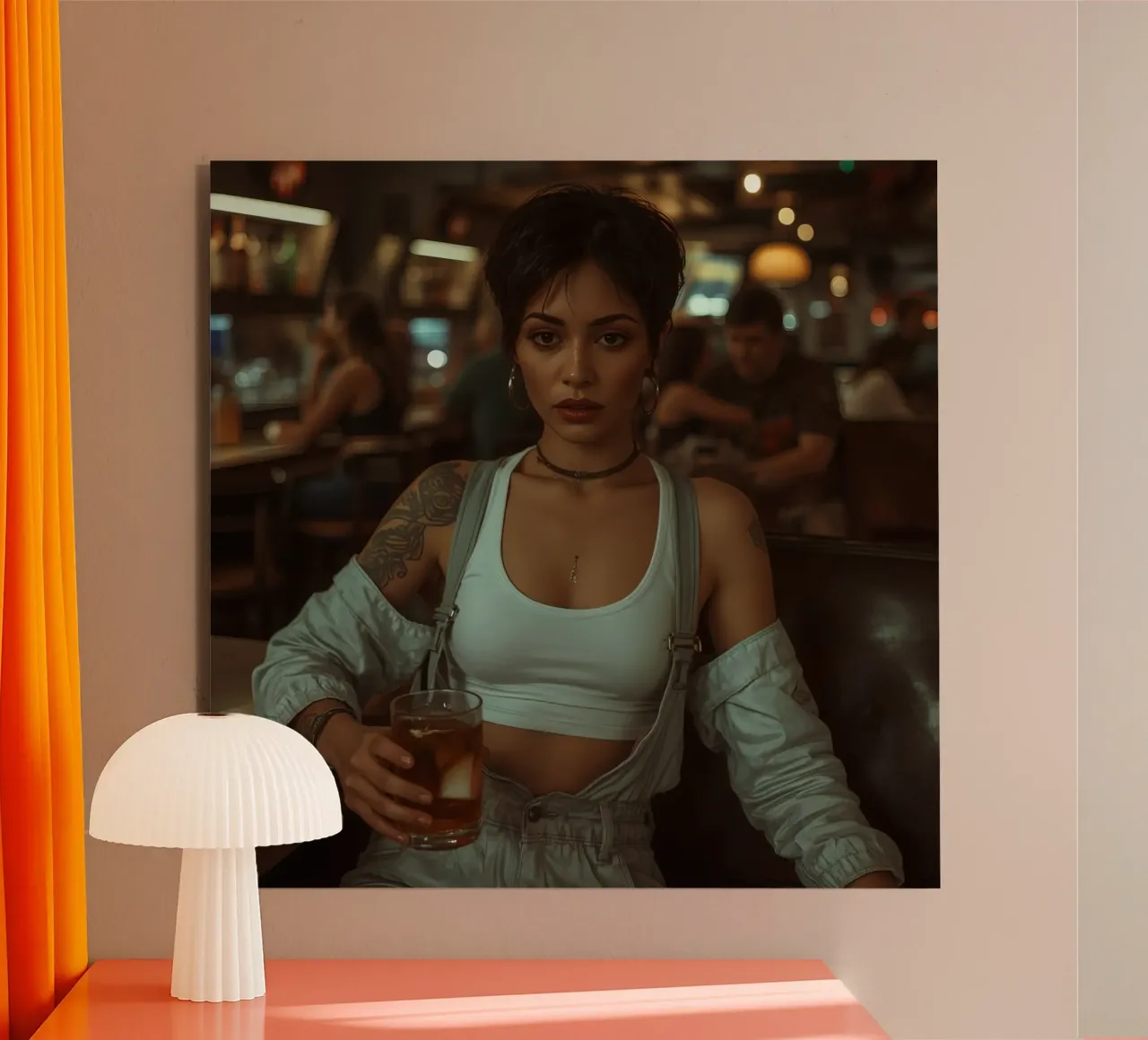 Donna con un drink in mano in un bar alluminio dibond da DesignDoodle