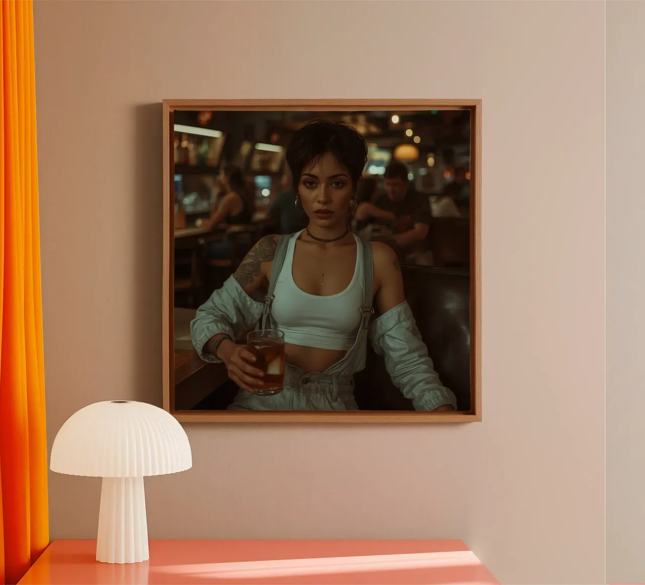 Donna con un drink in mano in un bar tela con Cornice a cassetta da DesignDoodle