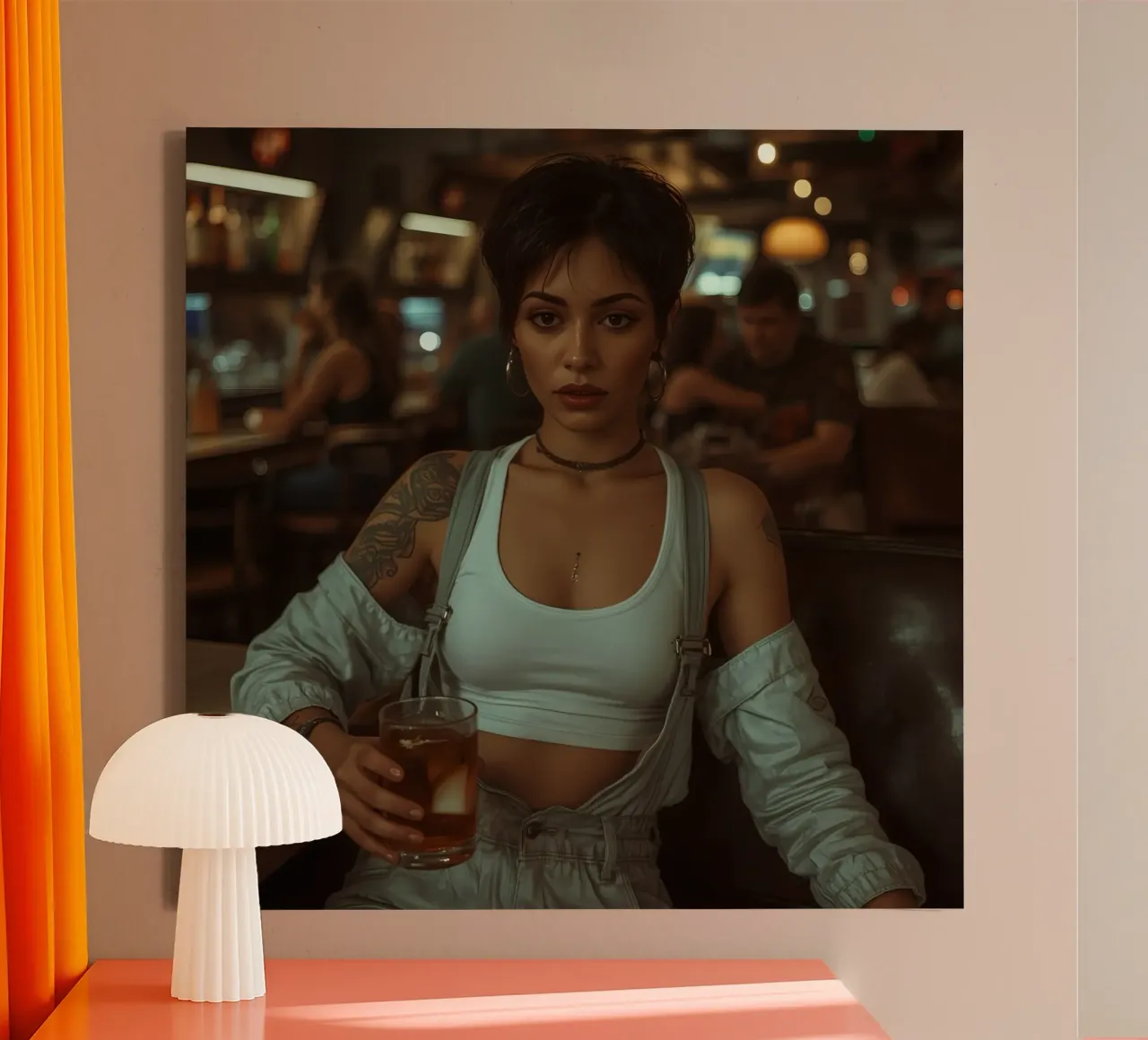 Donna con un drink in mano in un bar tela con Cornice a cassetta da DesignDoodle