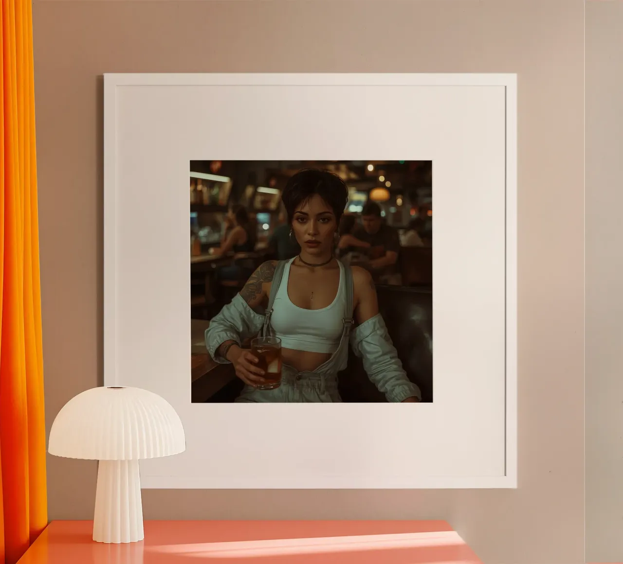 Donna con un drink in mano in un bar poster con telaio in legno da DesignDoodle