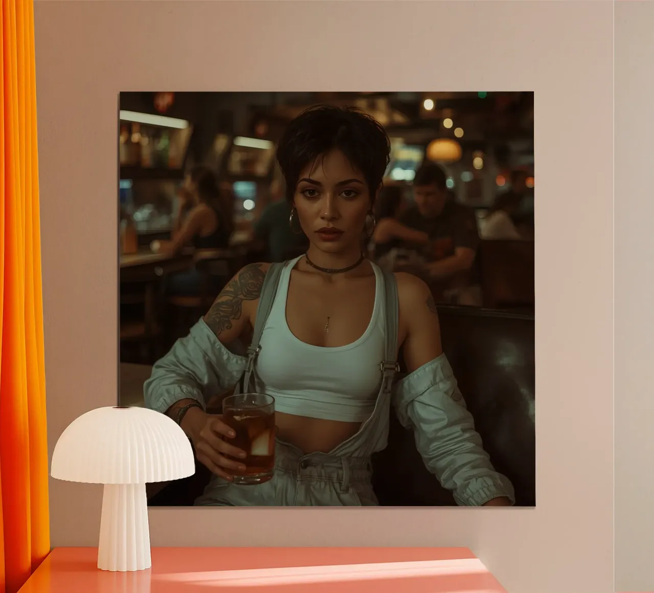Donna con un drink in mano in un bar poster con telaio in legno da DesignDoodle