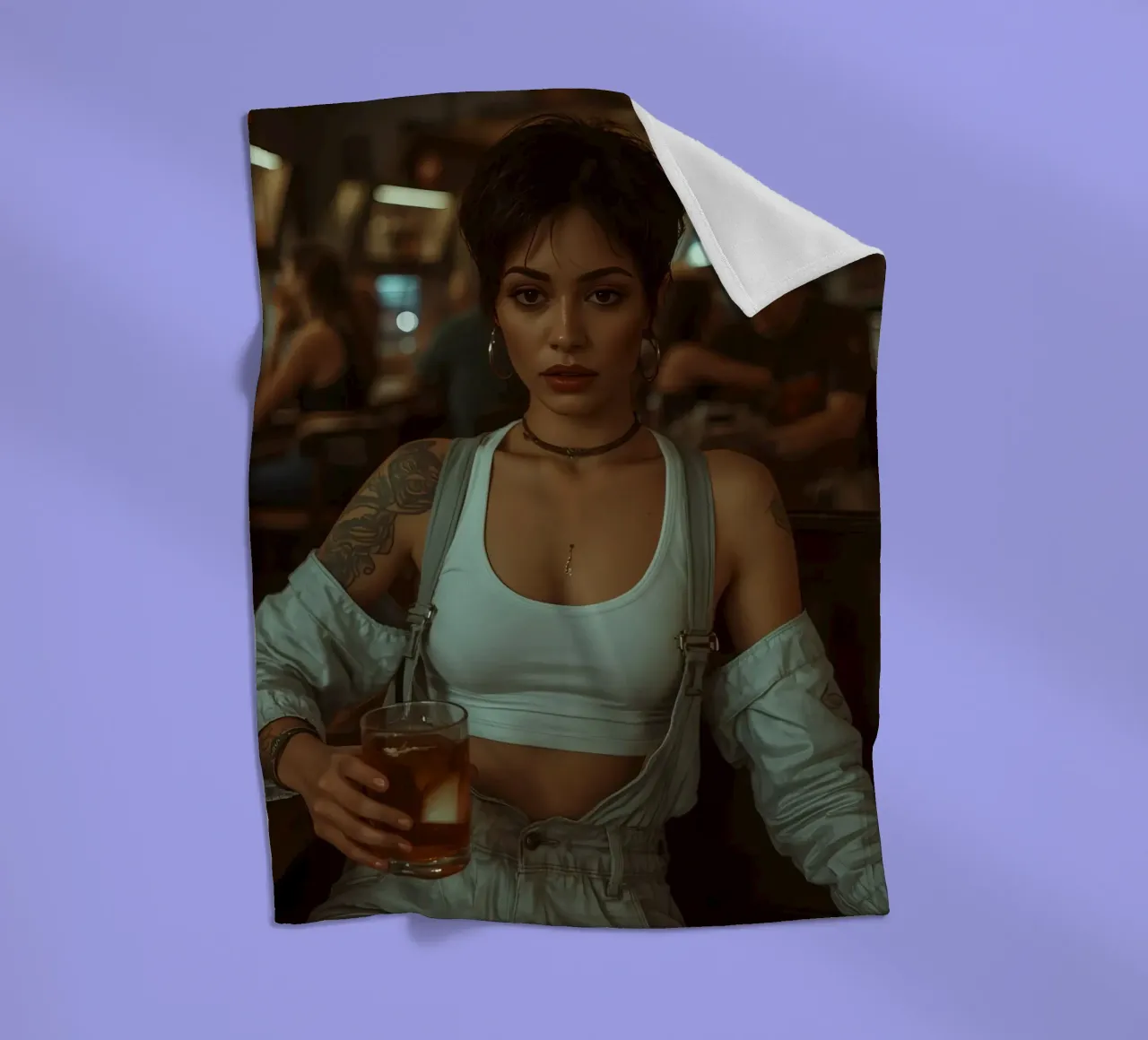 Donna con un drink in mano in un bar coperta in pile da DesignDoodle