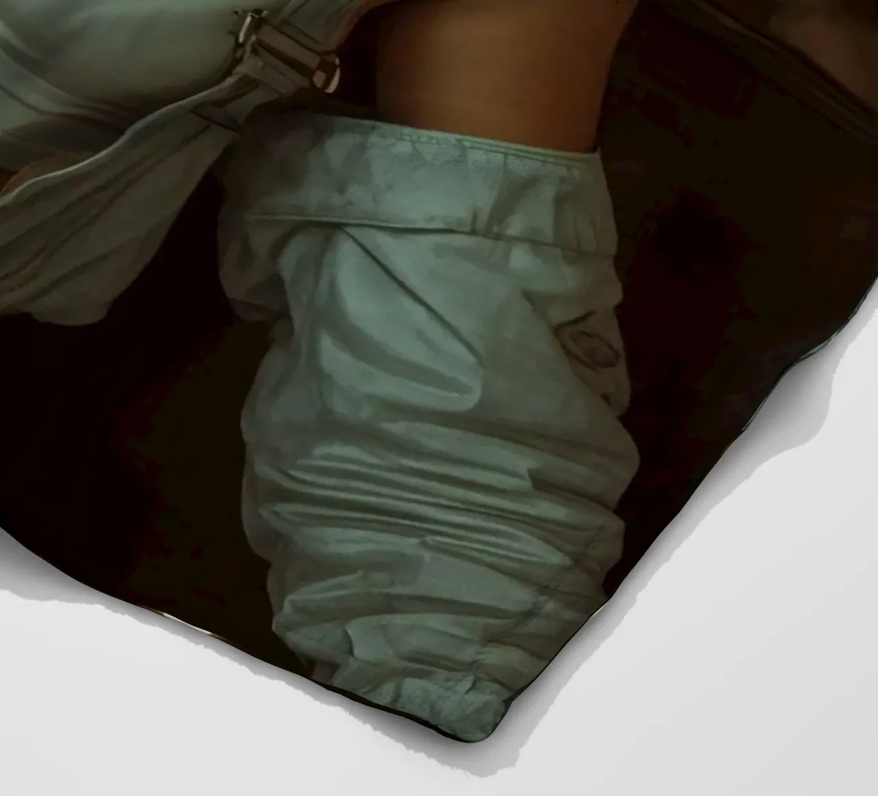 Donna con un drink in mano in un bar coperta in pile da DesignDoodle