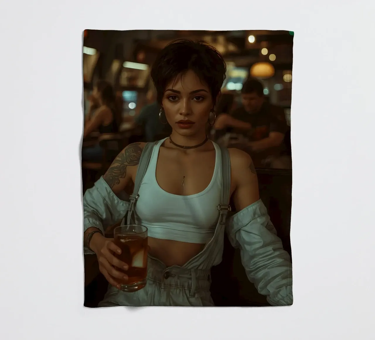 Donna con un drink in mano in un bar coperta in pile da DesignDoodle