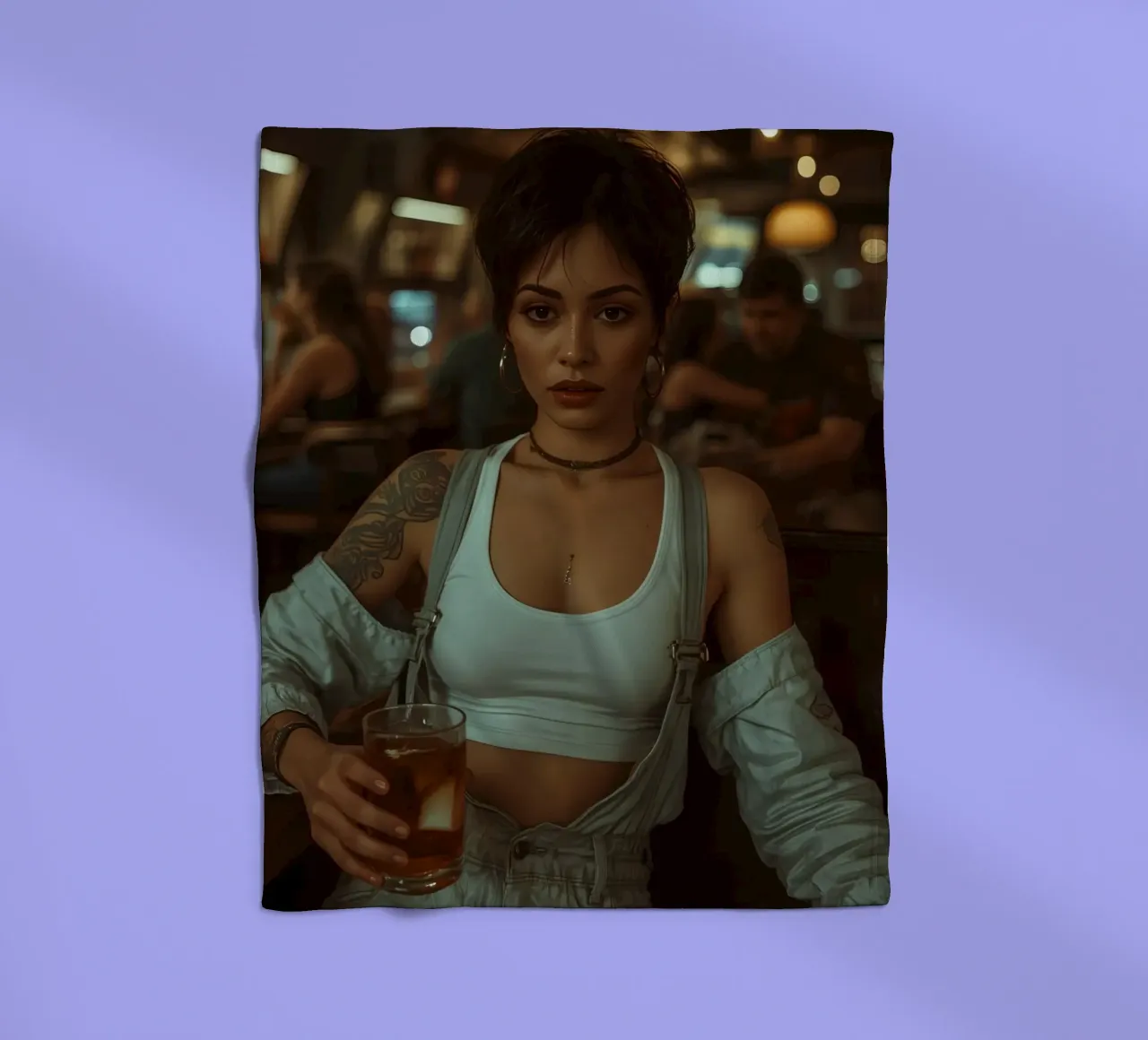 Donna con un drink in mano in un bar coperta in pile da DesignDoodle