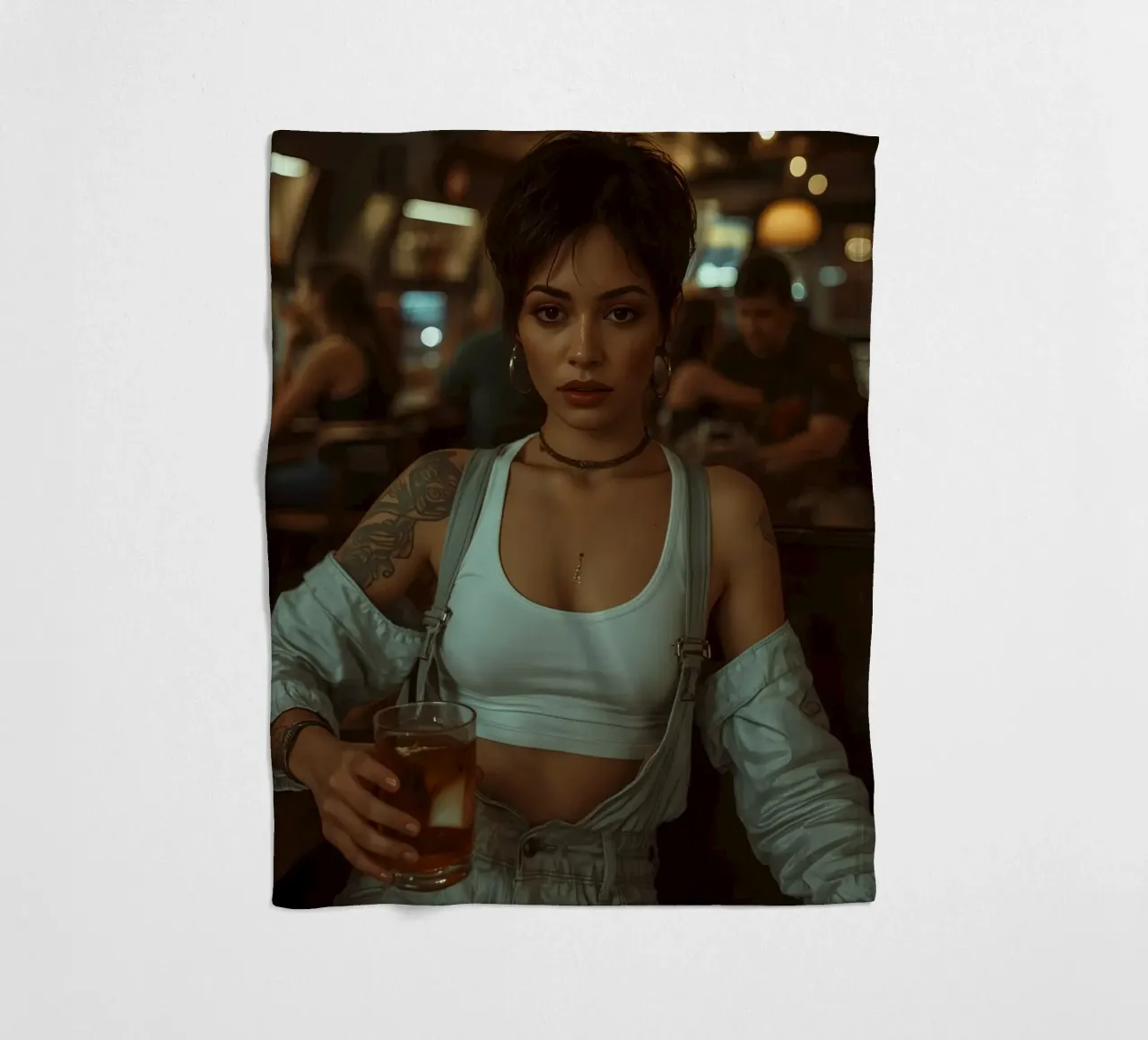 Donna con un drink in mano in un bar coperta in pile da DesignDoodle