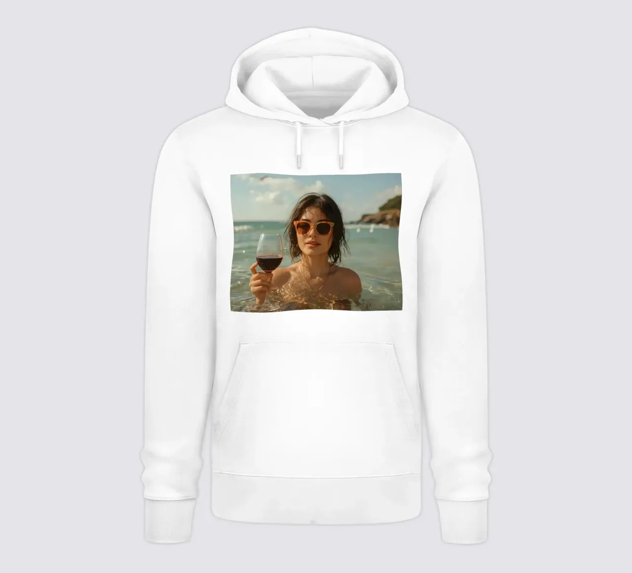 Donna nell'oceano con in mano un bicchiere di vino rosso felpa con cappuccio da DesignDoodle