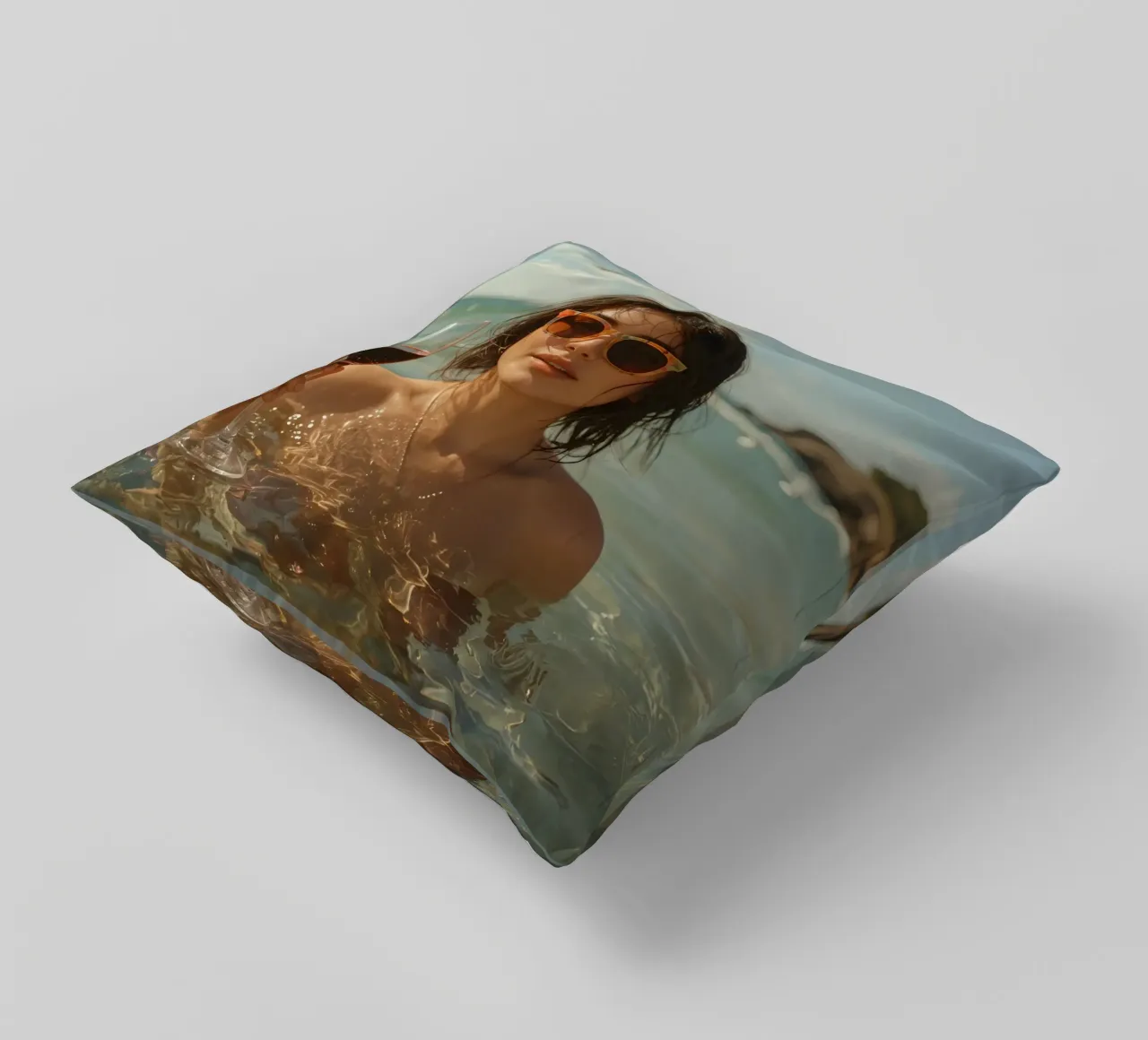 Donna nell'oceano con in mano un bicchiere di vino rosso cuscino da DesignDoodle