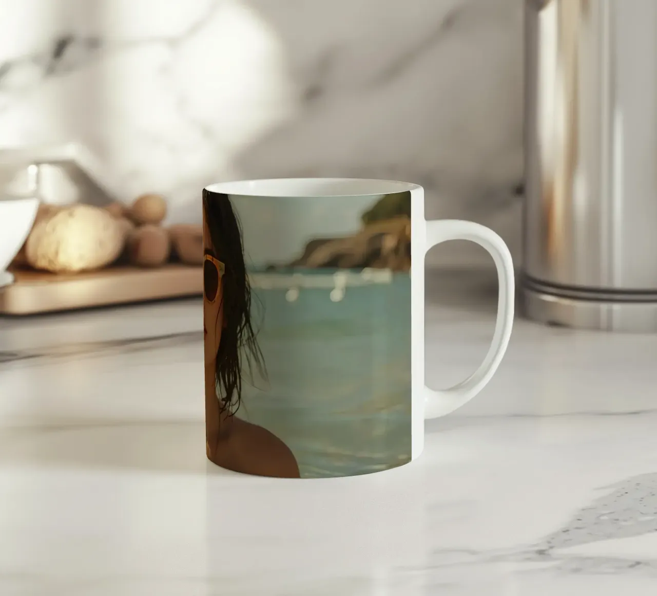 Donna nell'oceano con in mano un bicchiere di vino rosso tazza in ceramica da DesignDoodle