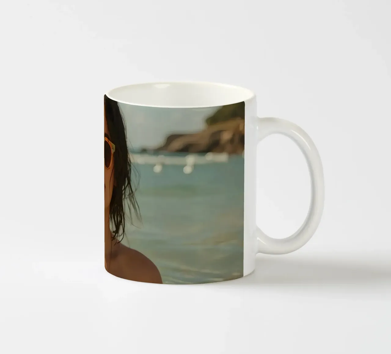 Donna nell'oceano con in mano un bicchiere di vino rosso tazza in ceramica da DesignDoodle