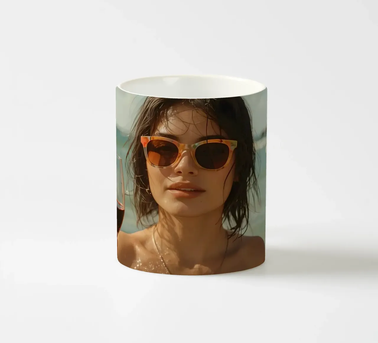 Donna nell'oceano con in mano un bicchiere di vino rosso tazza in ceramica da DesignDoodle