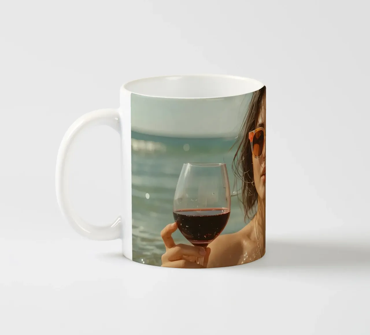 Donna nell'oceano con in mano un bicchiere di vino rosso tazza in ceramica da DesignDoodle