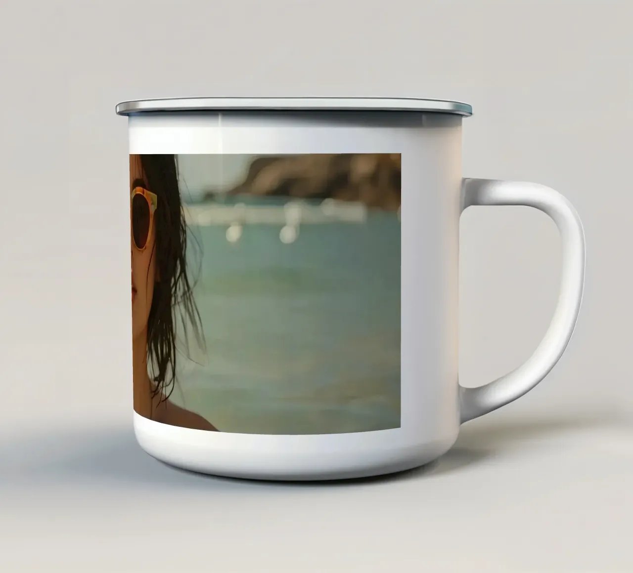 Donna nell'oceano con in mano un bicchiere di vino rosso tazza in smalto da DesignDoodle