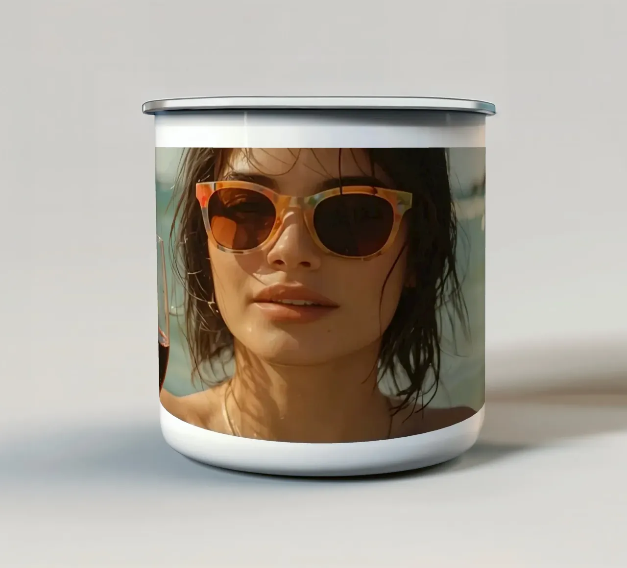 Donna nell'oceano con in mano un bicchiere di vino rosso tazza in smalto da DesignDoodle