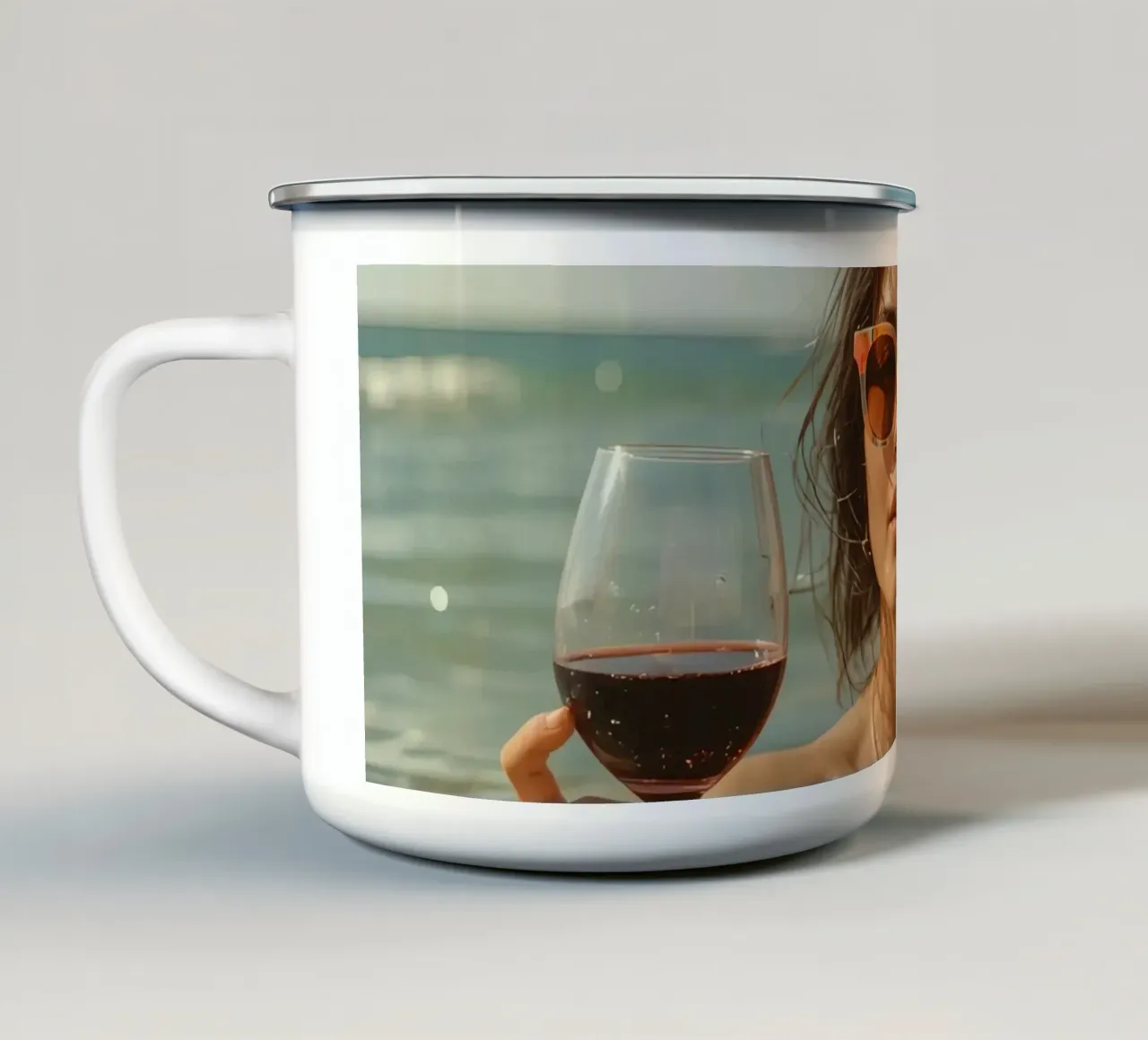Donna nell'oceano con in mano un bicchiere di vino rosso tazza in smalto da DesignDoodle