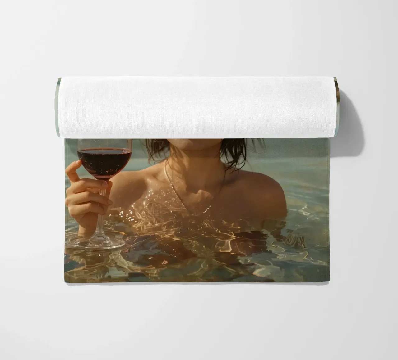 Donna nell'oceano con in mano un bicchiere di vino rosso telo mare da DesignDoodle